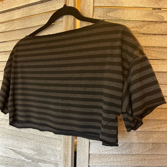 Black & Grey Striped Off the Shoulder Cropped Top Blouse Woman’s Juniors Small - Picture 2 of 6
